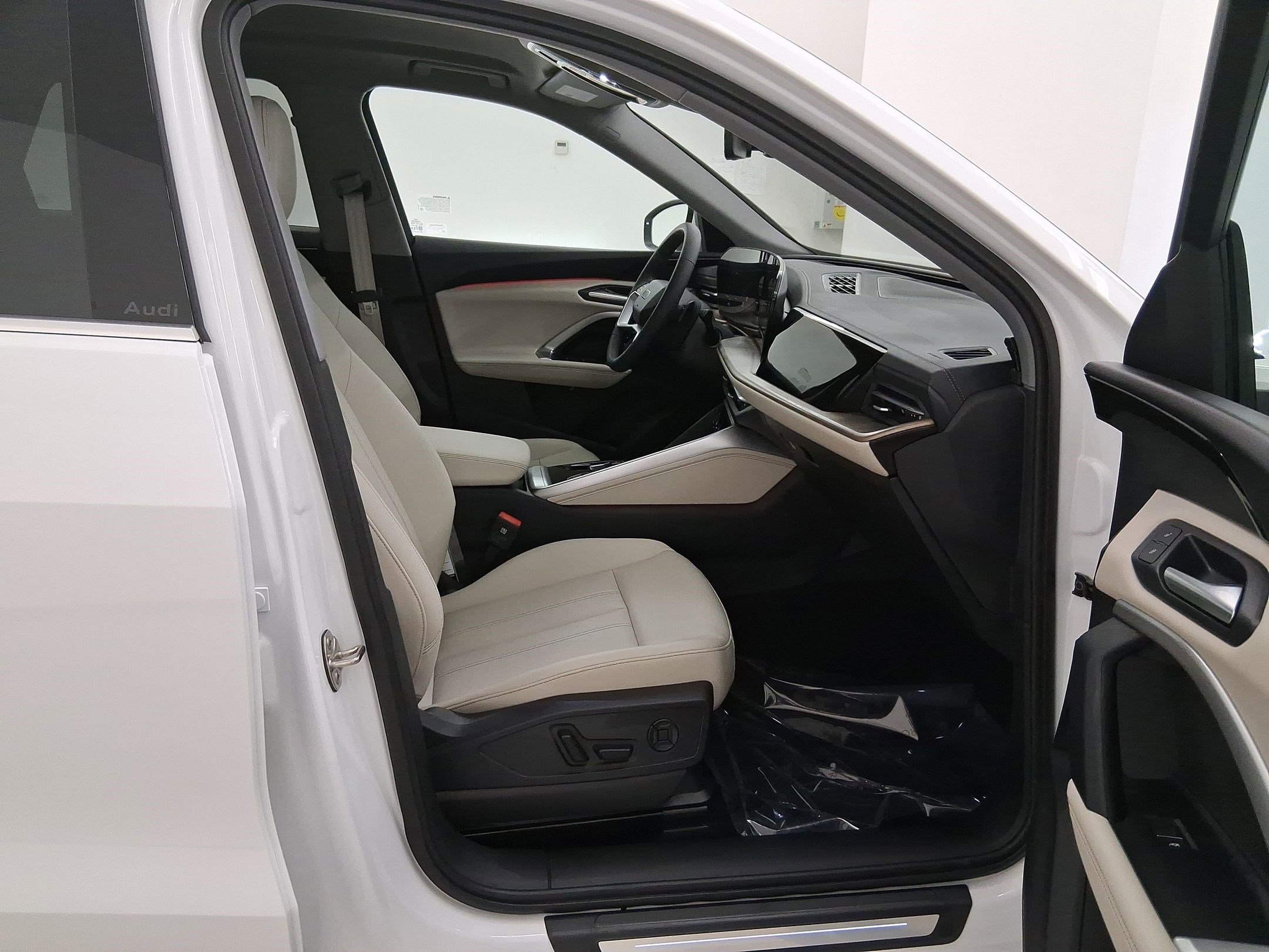 Certified 2025 Audi Q5 Premium w/ Convenience Package image 29