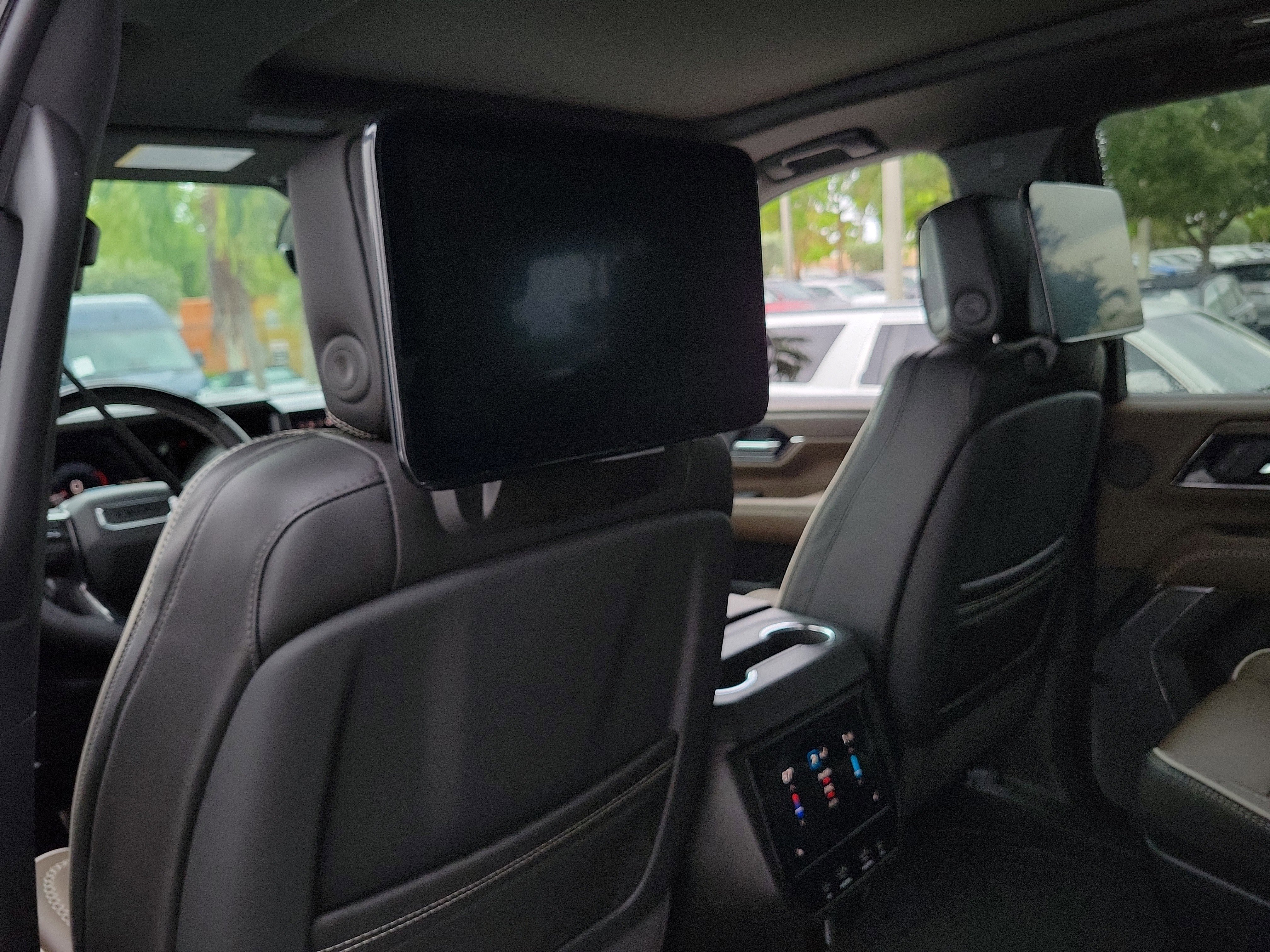 New 2026 GMC Yukon Denali Ultimate w/ LPO, Floor Liner Package AWD/4WD image 15