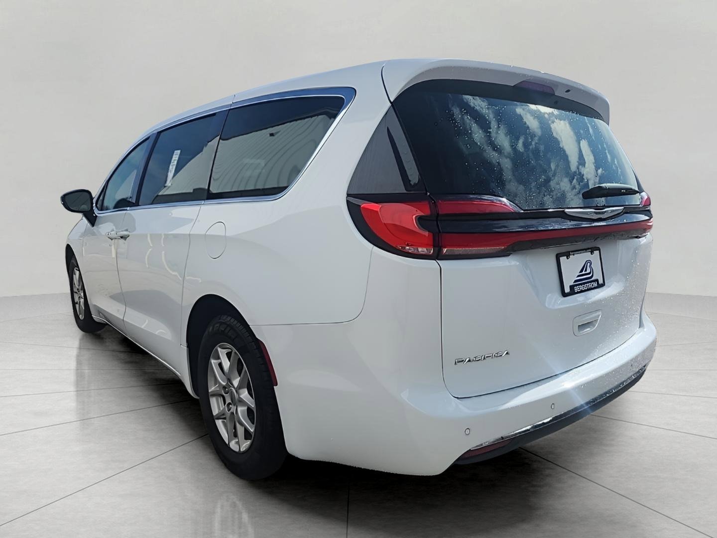 Used 2024 Chrysler Pacifica Touring-L image 9