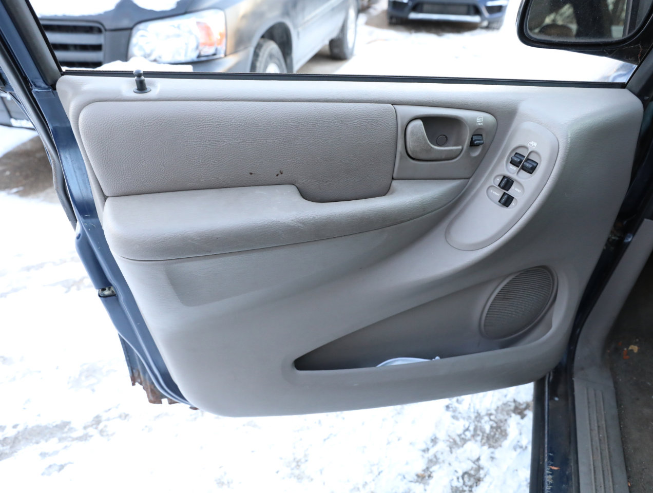 Used 2002 Chrysler Town & Country EX image 15