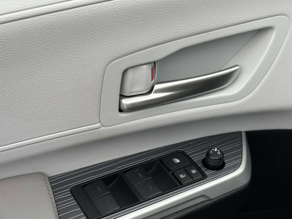 Used 2025 Toyota Sienna XLE image 25