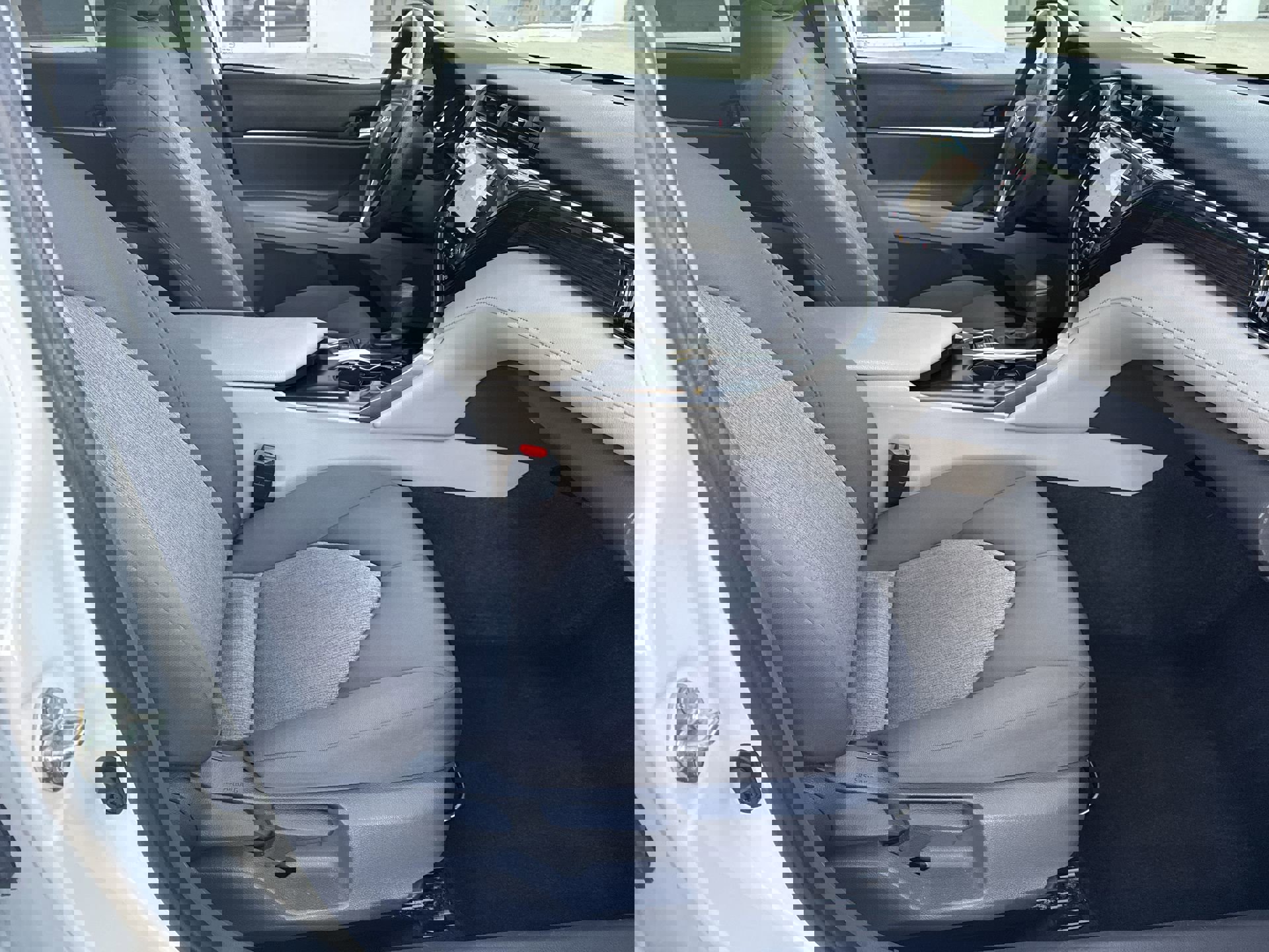 Used 2020 Toyota Camry LE image 29