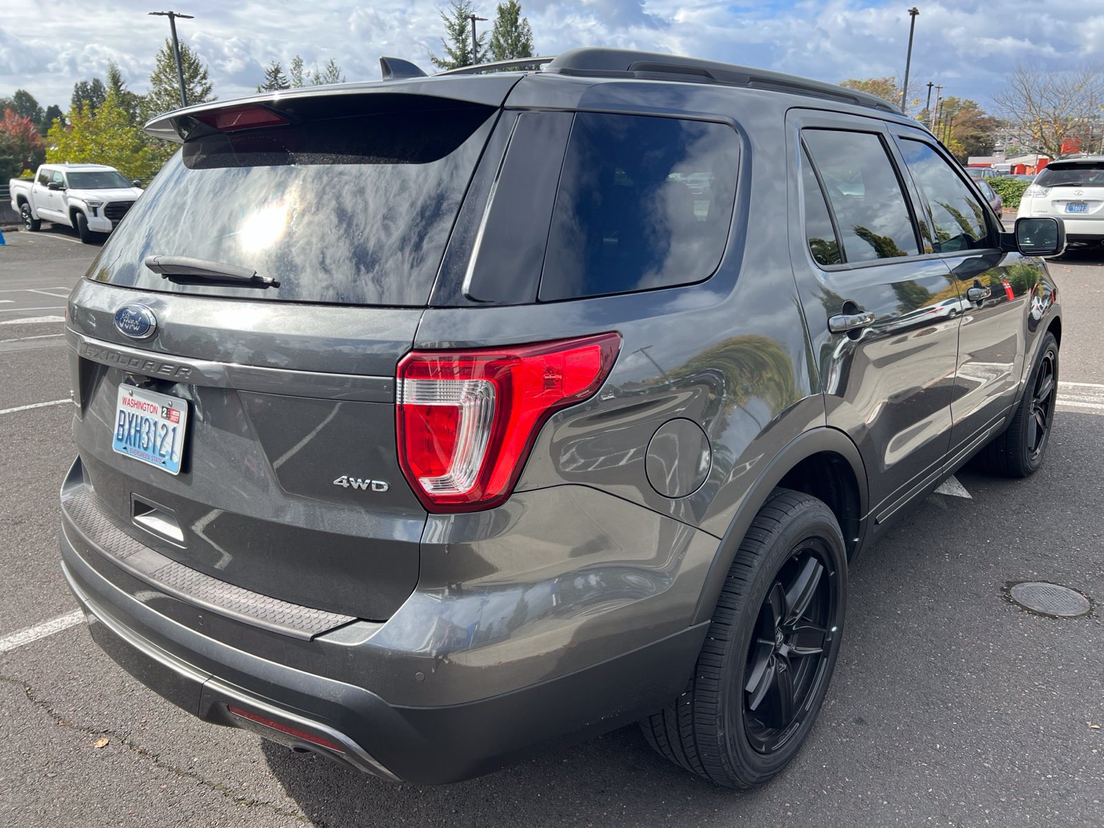Used 2017 Ford Explorer XLT w/ Equipment Group 202A AWD/4WD image 4