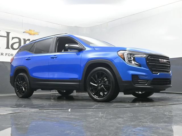 Used 2024 GMC Terrain SLE w/ Driver Convenience Package FWD image 2