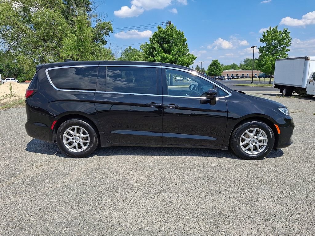 Used 2025 Chrysler Pacifica Select FWD image 13