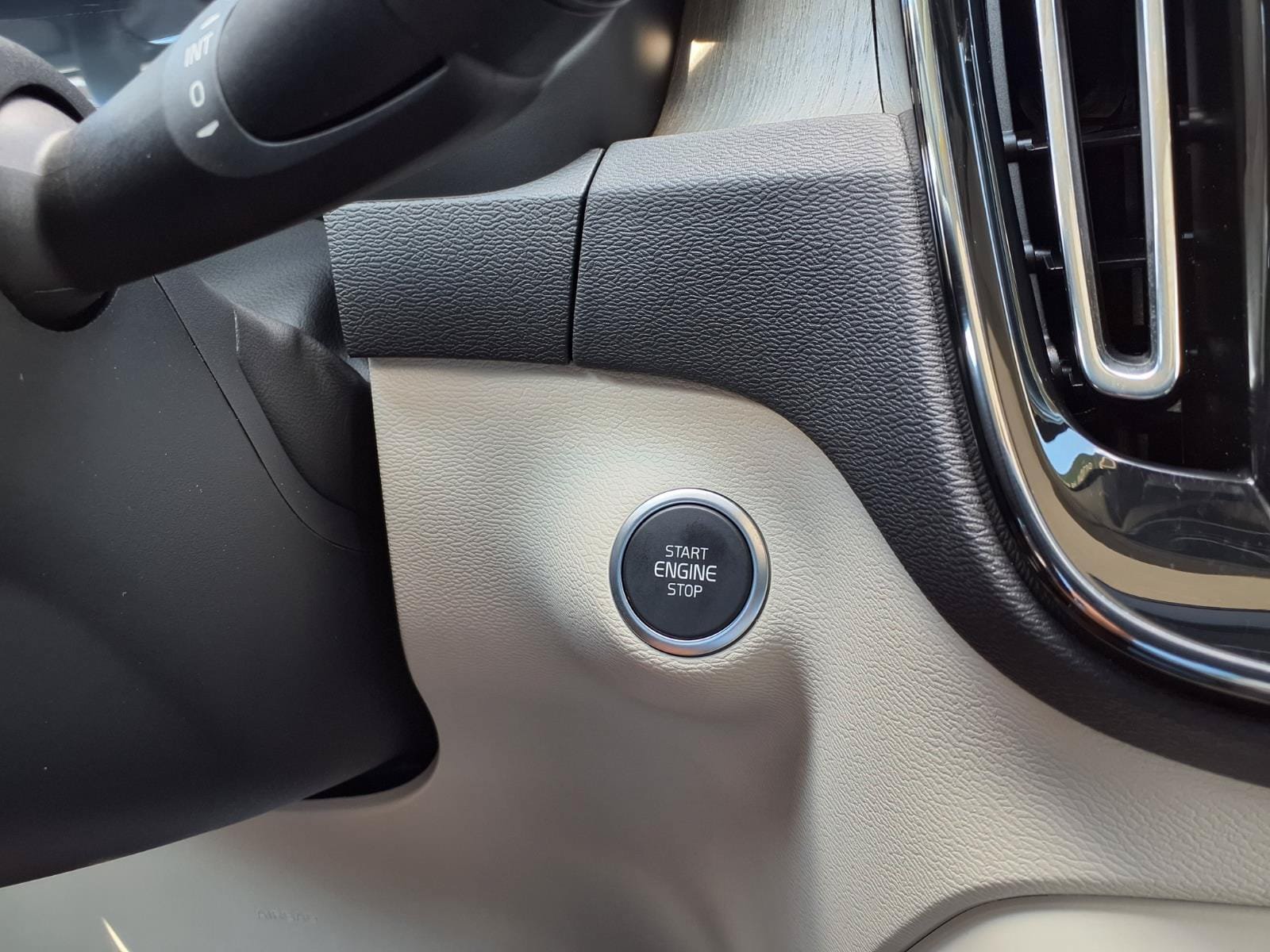 Certified 2025 Volvo XC40 B5 Ultra AWD/4WD image 28