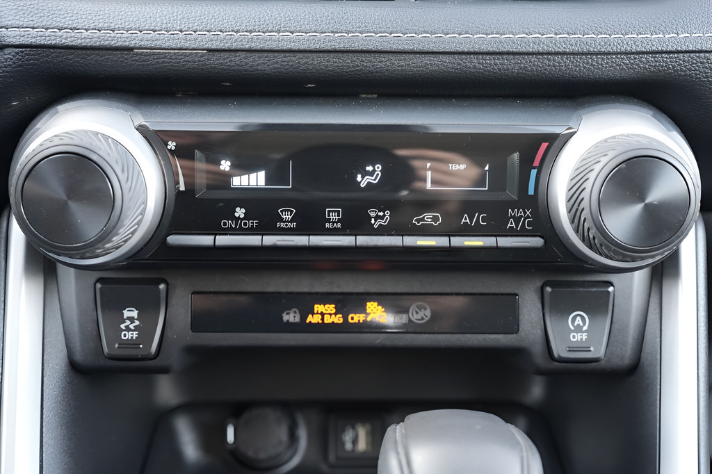 Used 2024 Toyota RAV4 LE AWD/4WD image 32