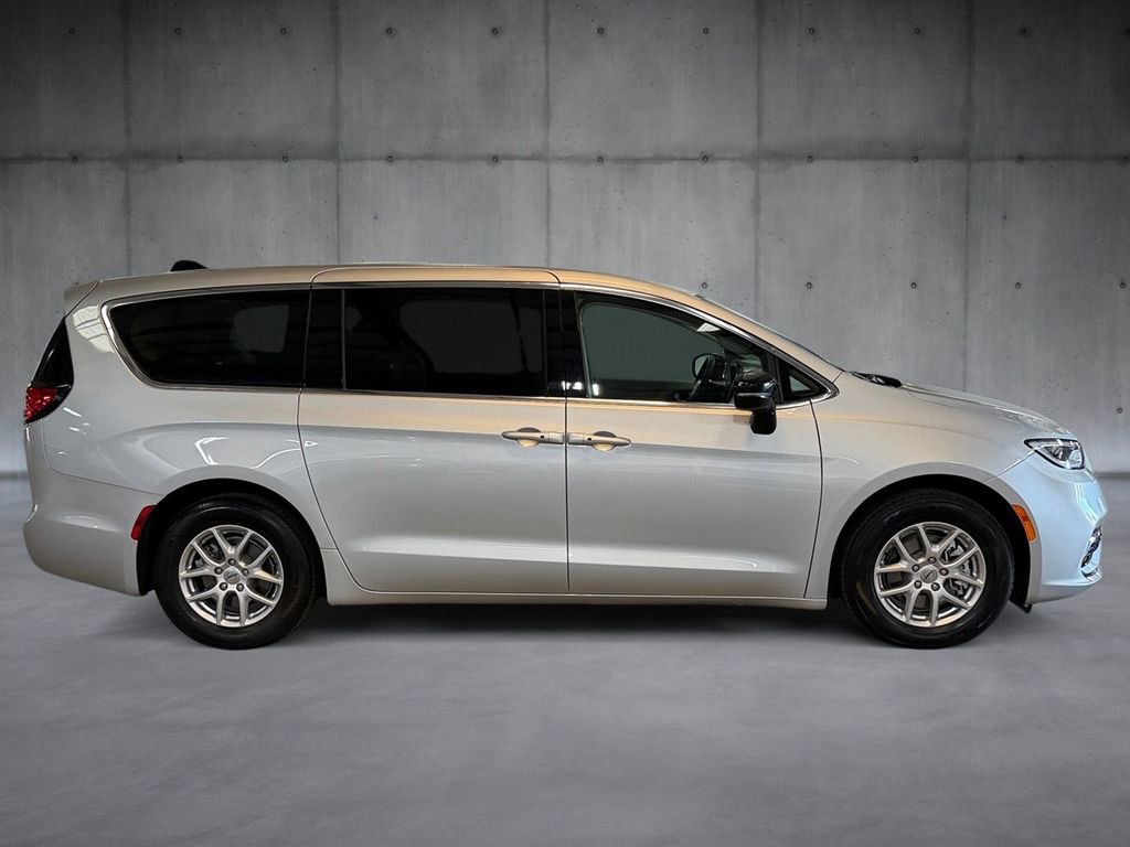 Used 2024 Chrysler Pacifica Touring-L image 6
