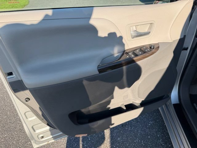 Used 2016 Toyota Sienna XLE Premium AWD/4WD image 12