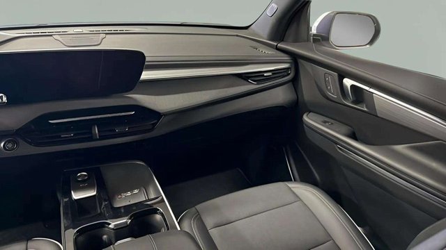 Used 2025 Buick Enclave Preferred image 32