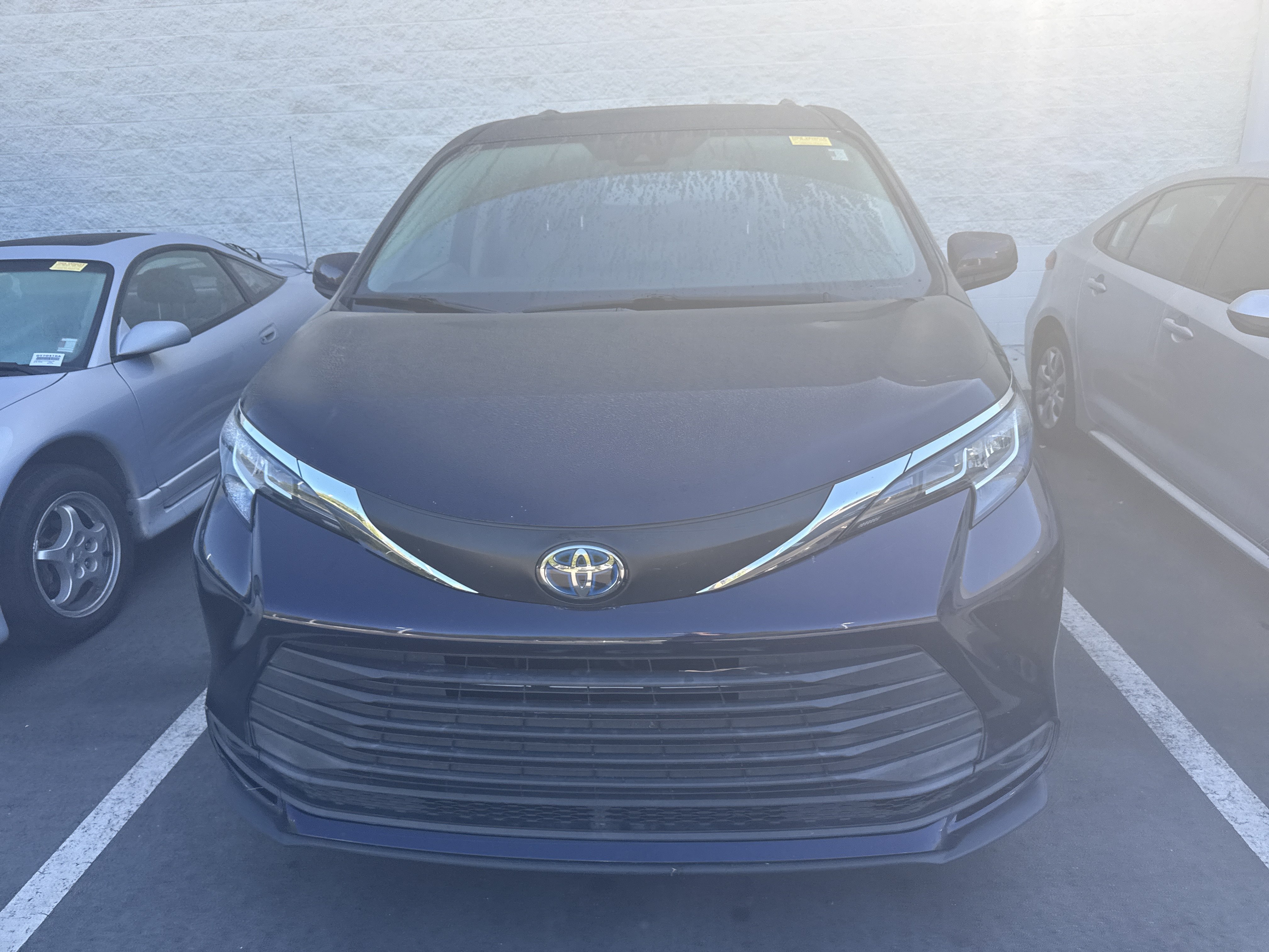 Used 2021 Toyota Sienna LE w/ LE Plus Package AWD/4WD image 2