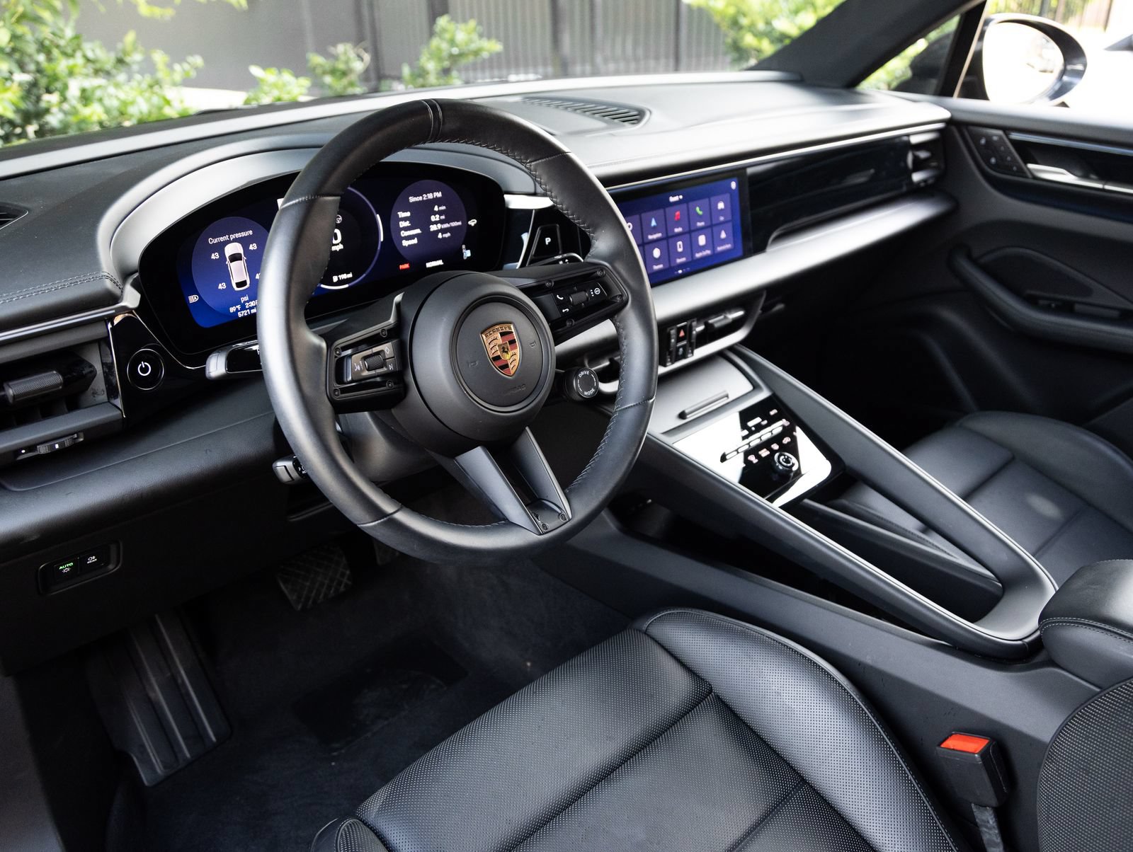 Certified 2025 Porsche Macan Electric RWD image 4