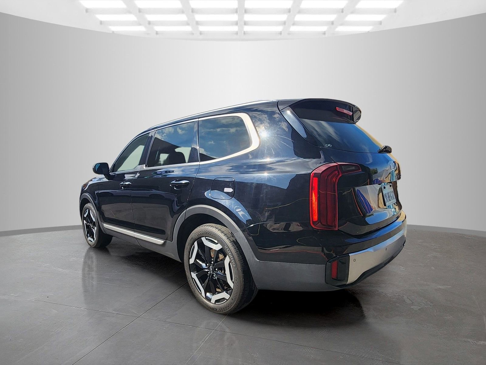 Used 2023 Kia Telluride S FWD image 5