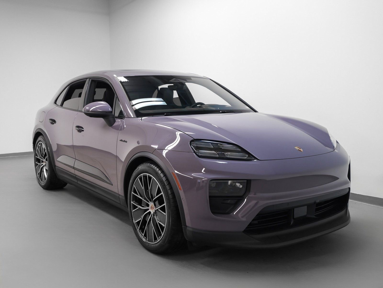 Certified 2025 Porsche Macan 4 Electric image 10