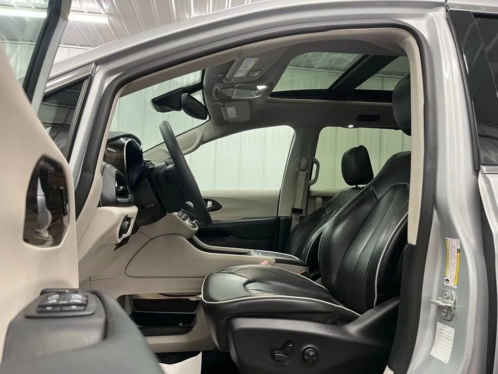 Used 2024 Chrysler Pacifica Limited image 18