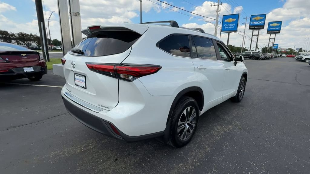 Used 2023 Toyota Highlander XLE AWD/4WD image 8