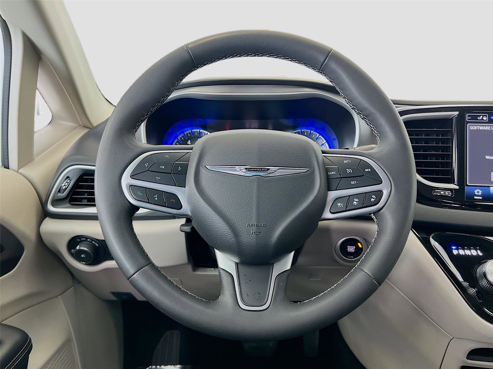 Used 2024 Chrysler Pacifica Touring-L image 12