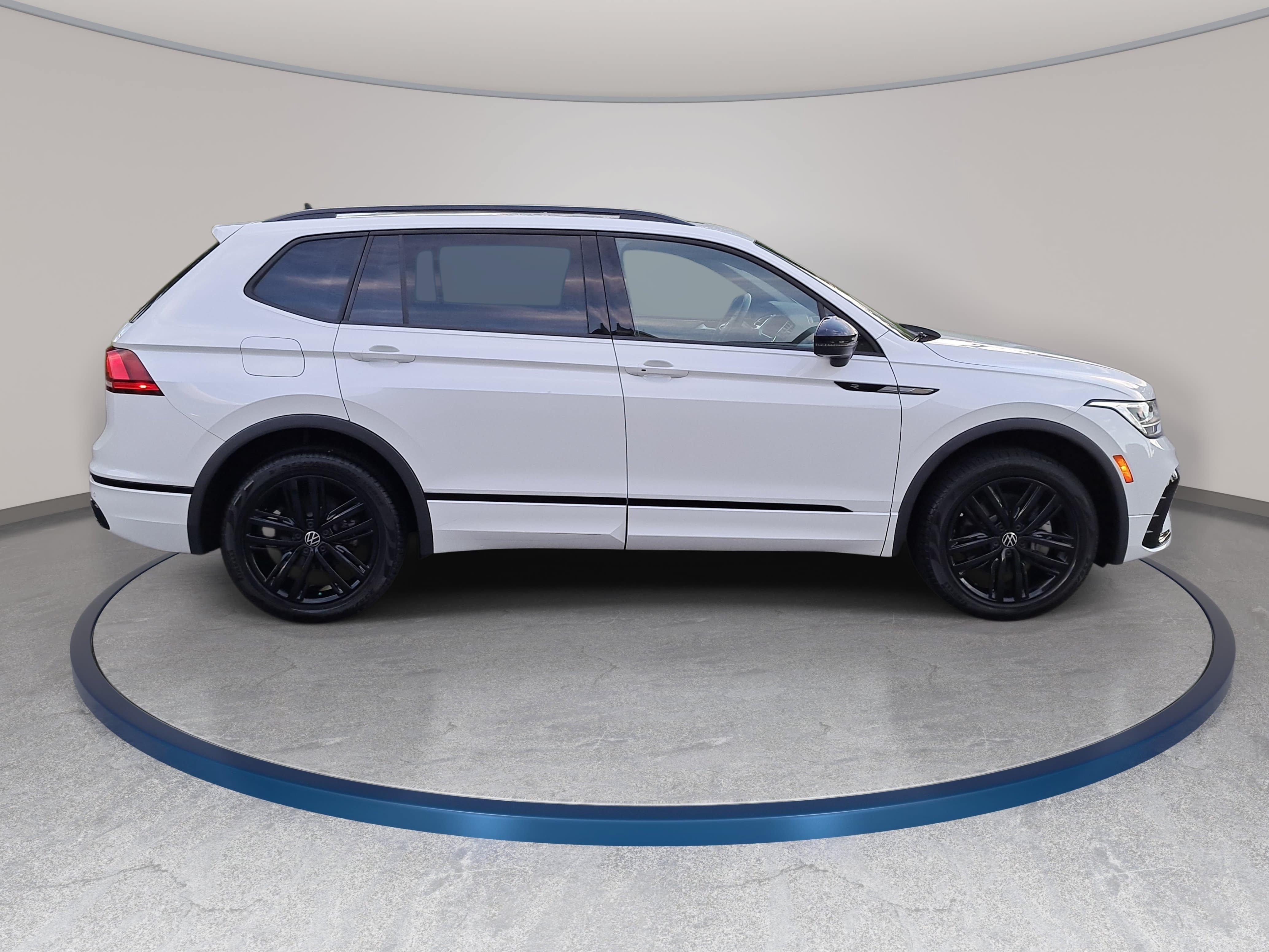 Certified 2022 Volkswagen Tiguan SE R-Line AWD/4WD image 4