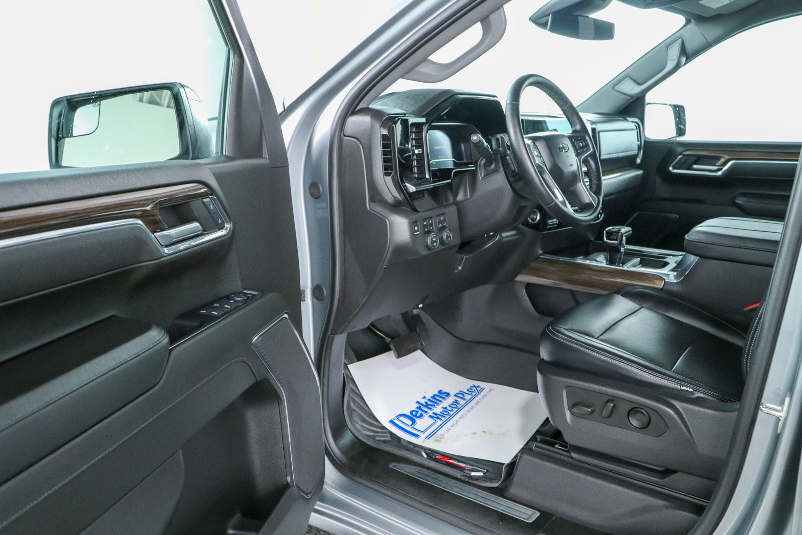 Used 2024 Chevrolet Silverado 1500 LT Trail Boss w/ Protection Package AWD/4WD image 3