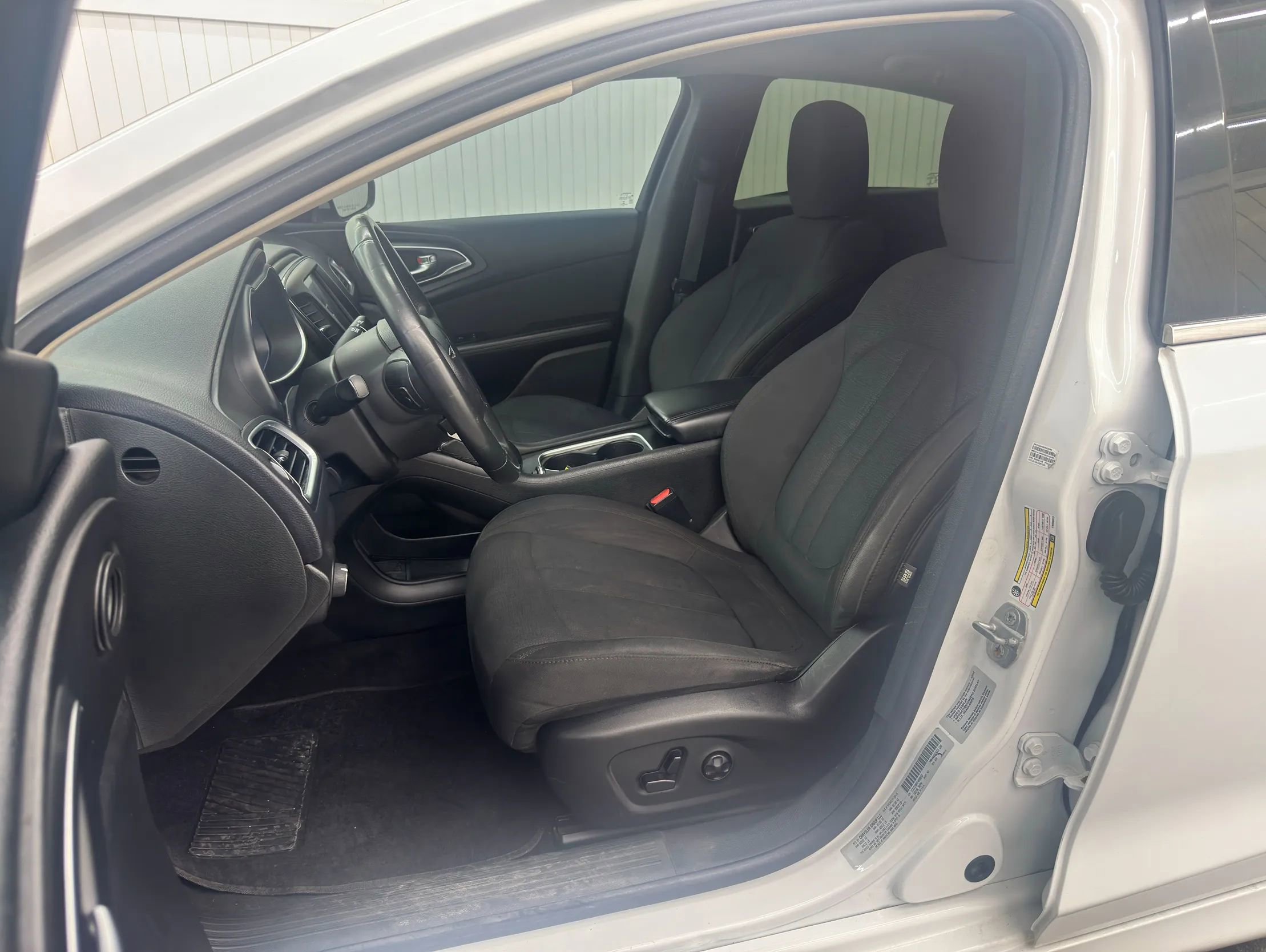 Used 2015 Chrysler 200 Limited w/ Convenience Group image 15