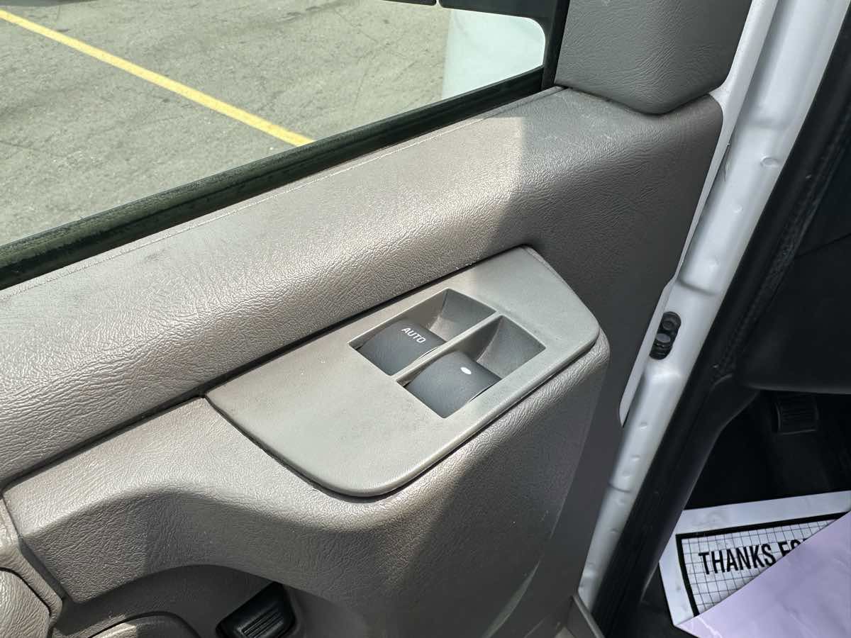 Used 2015 Chevrolet Express 2500 image 12