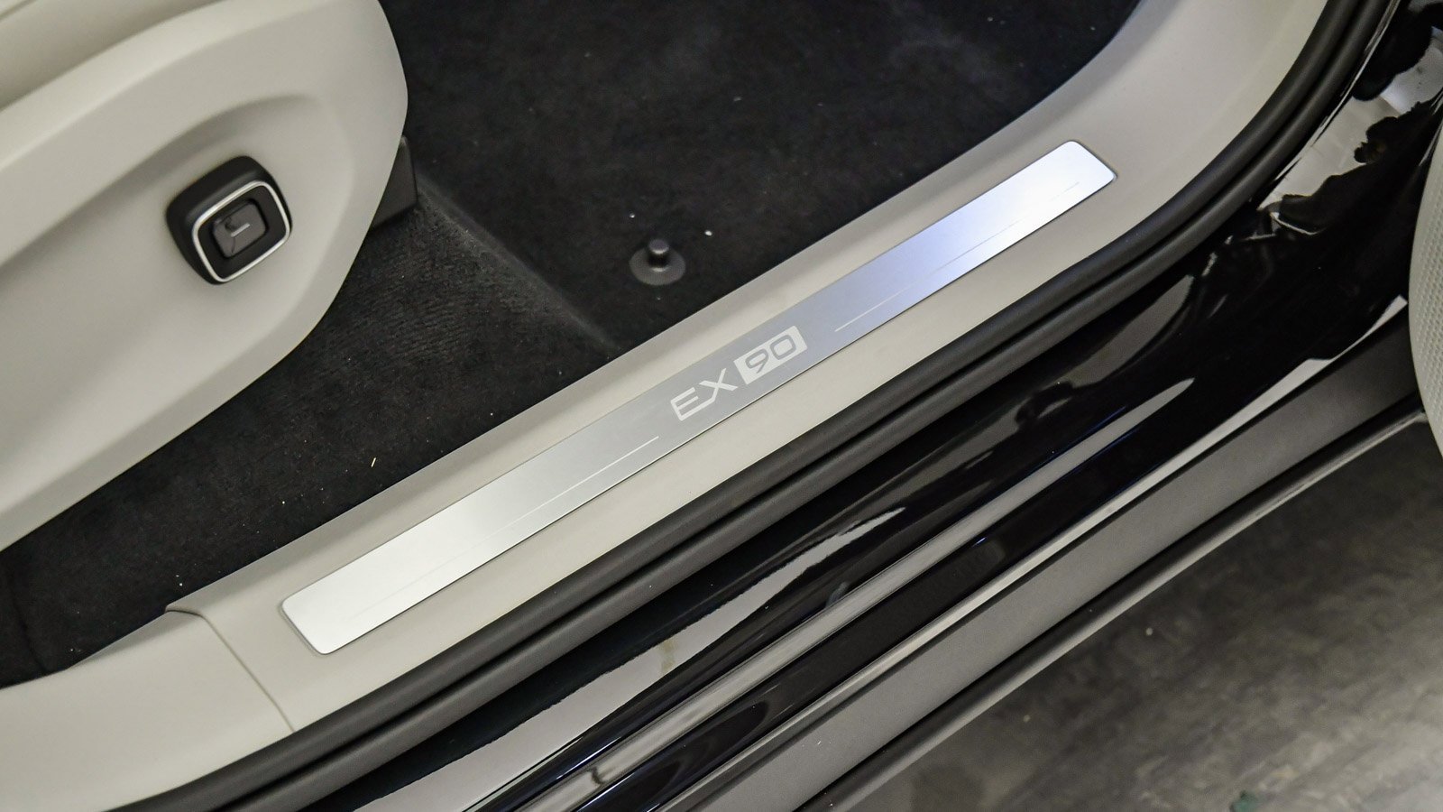 New 2025 Volvo EX90 Plus w/ Protection Package Premier image 18