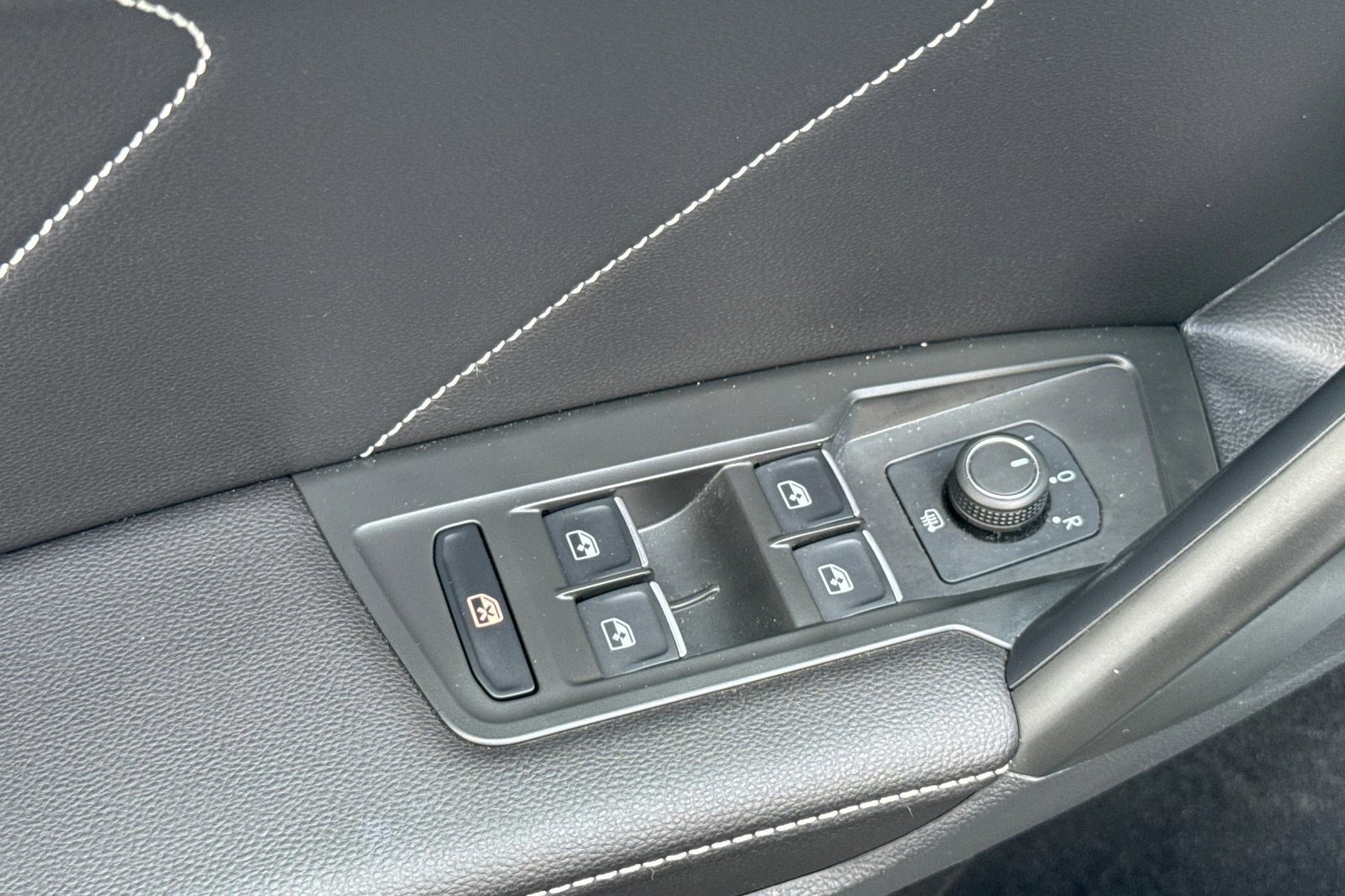 Used 2024 Volkswagen Tiguan SE w/ Panoramic Sunroof Package FWD image 14