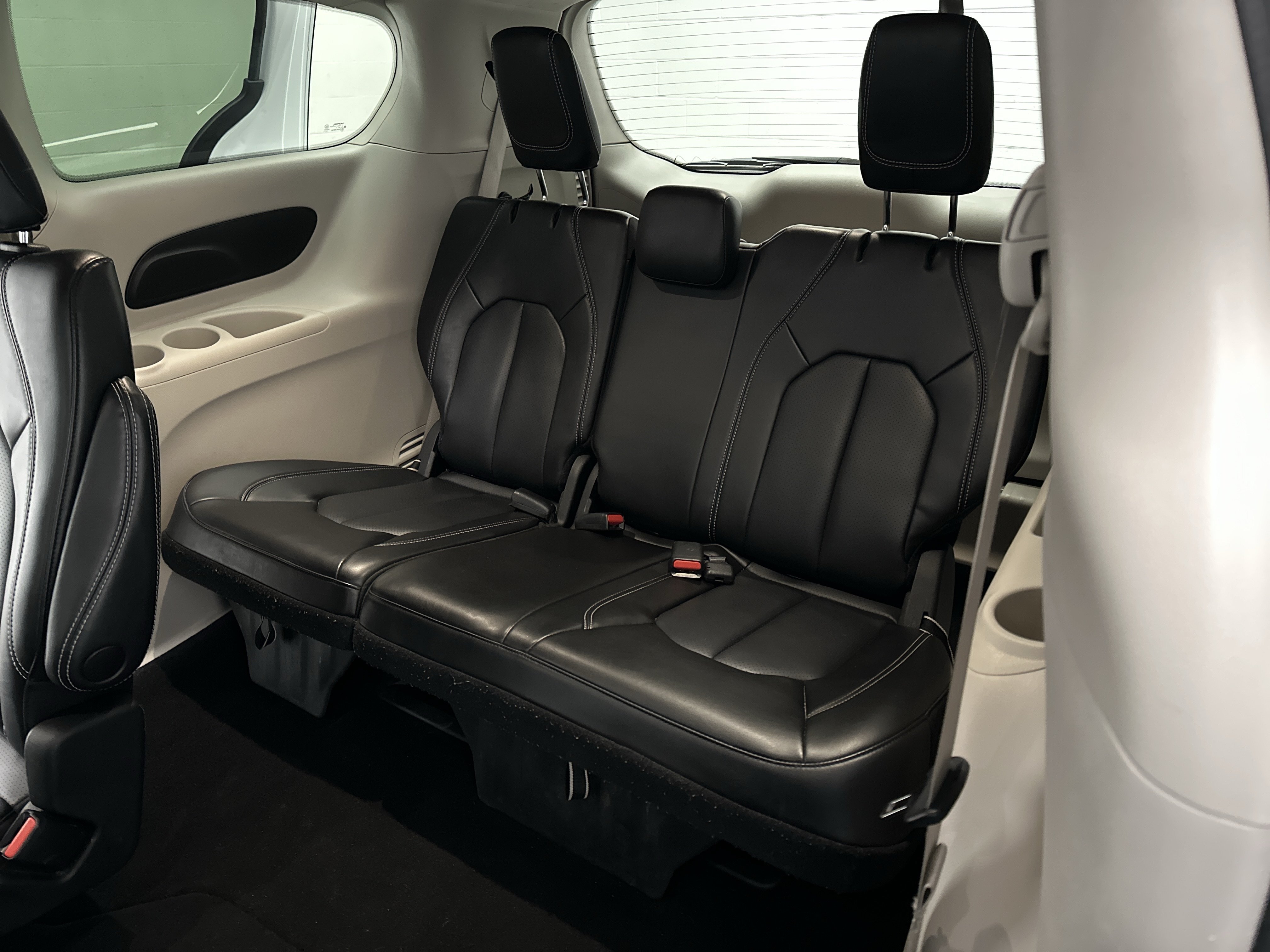 Used 2023 Chrysler Pacifica Touring-L FWD image 22