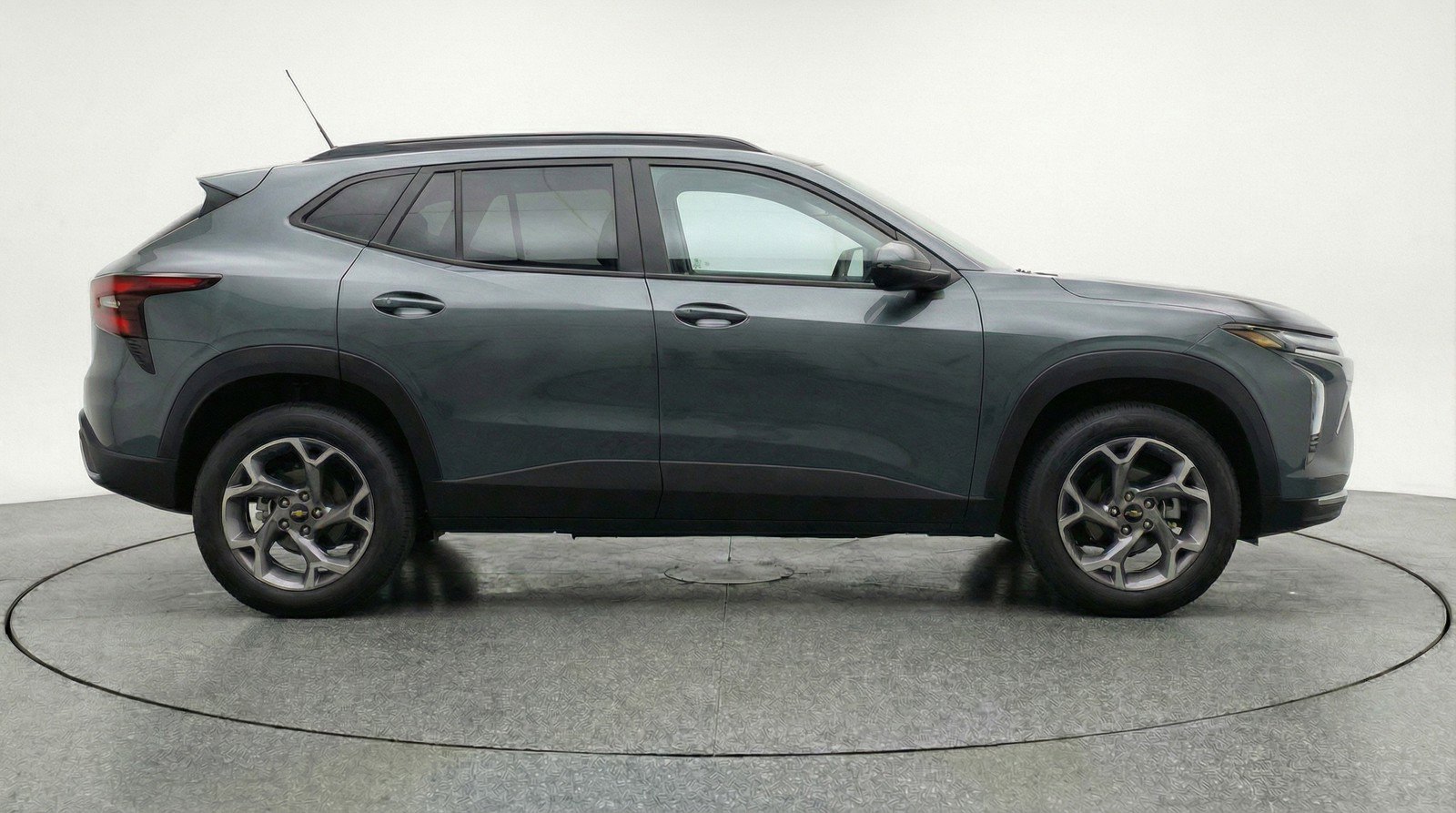 Used 2025 Chevrolet Trax LT FWD image 11