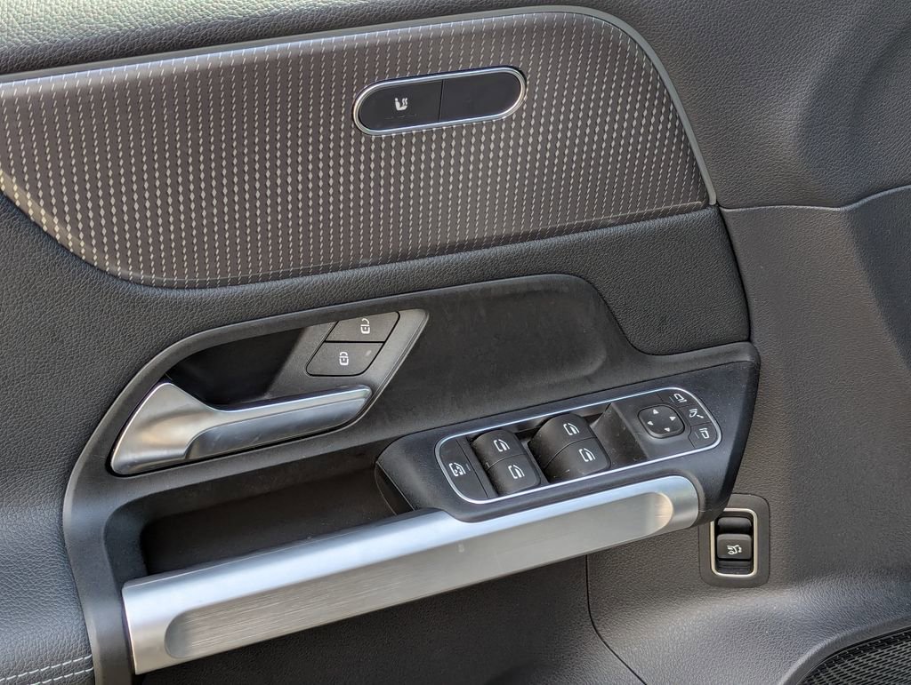 Used 2022 Mercedes-Benz EQB 350 4MATIC image 11