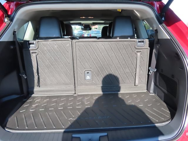 Used 2024 Toyota Highlander LE AWD/4WD image 31
