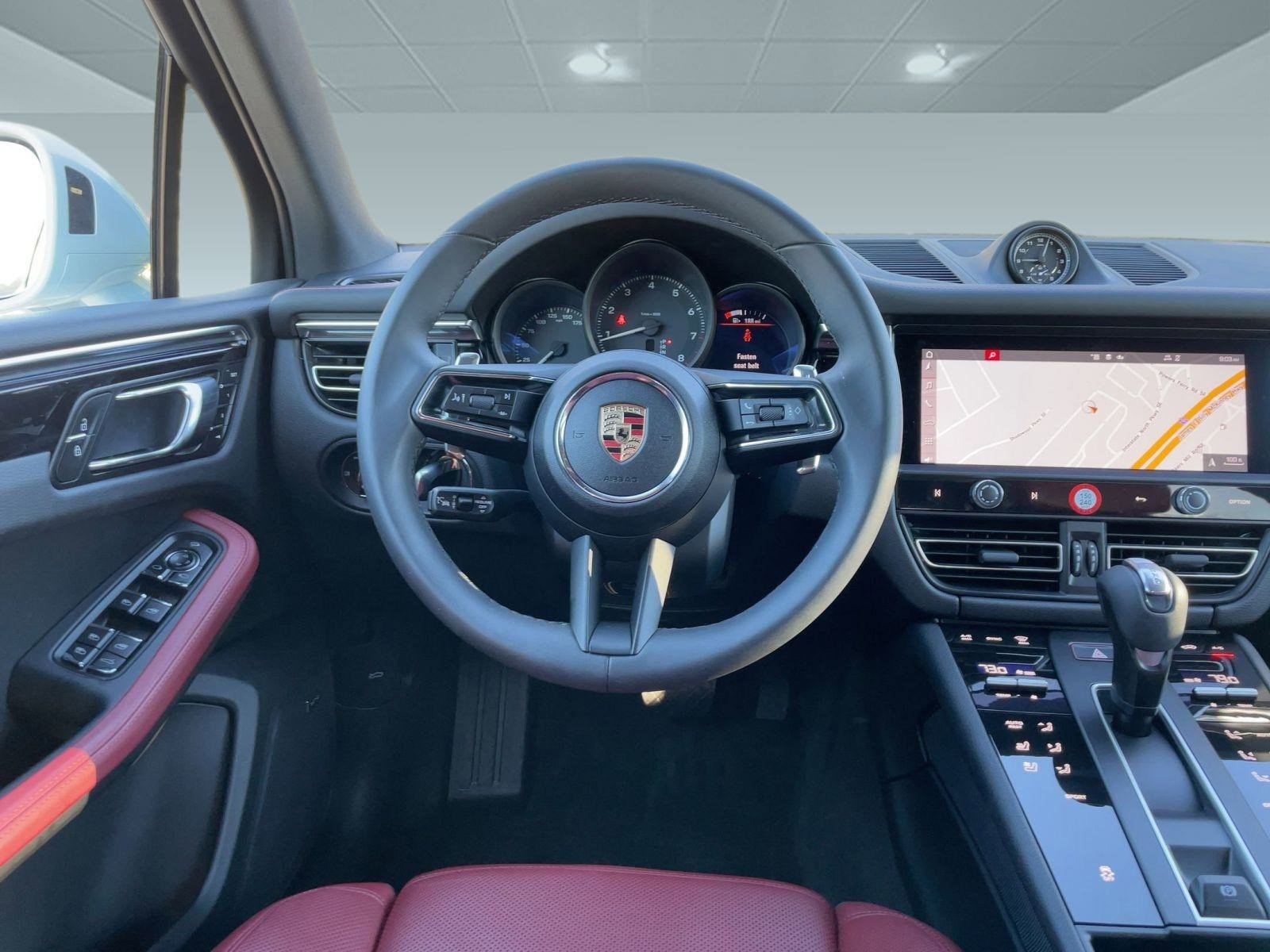 Used 2025 Porsche Macan image 28