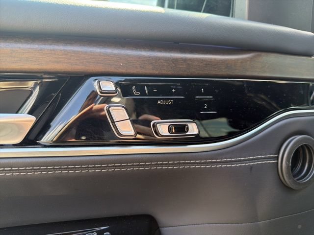 Used 2023 Jeep Grand Wagoneer Series II AWD/4WD image 12