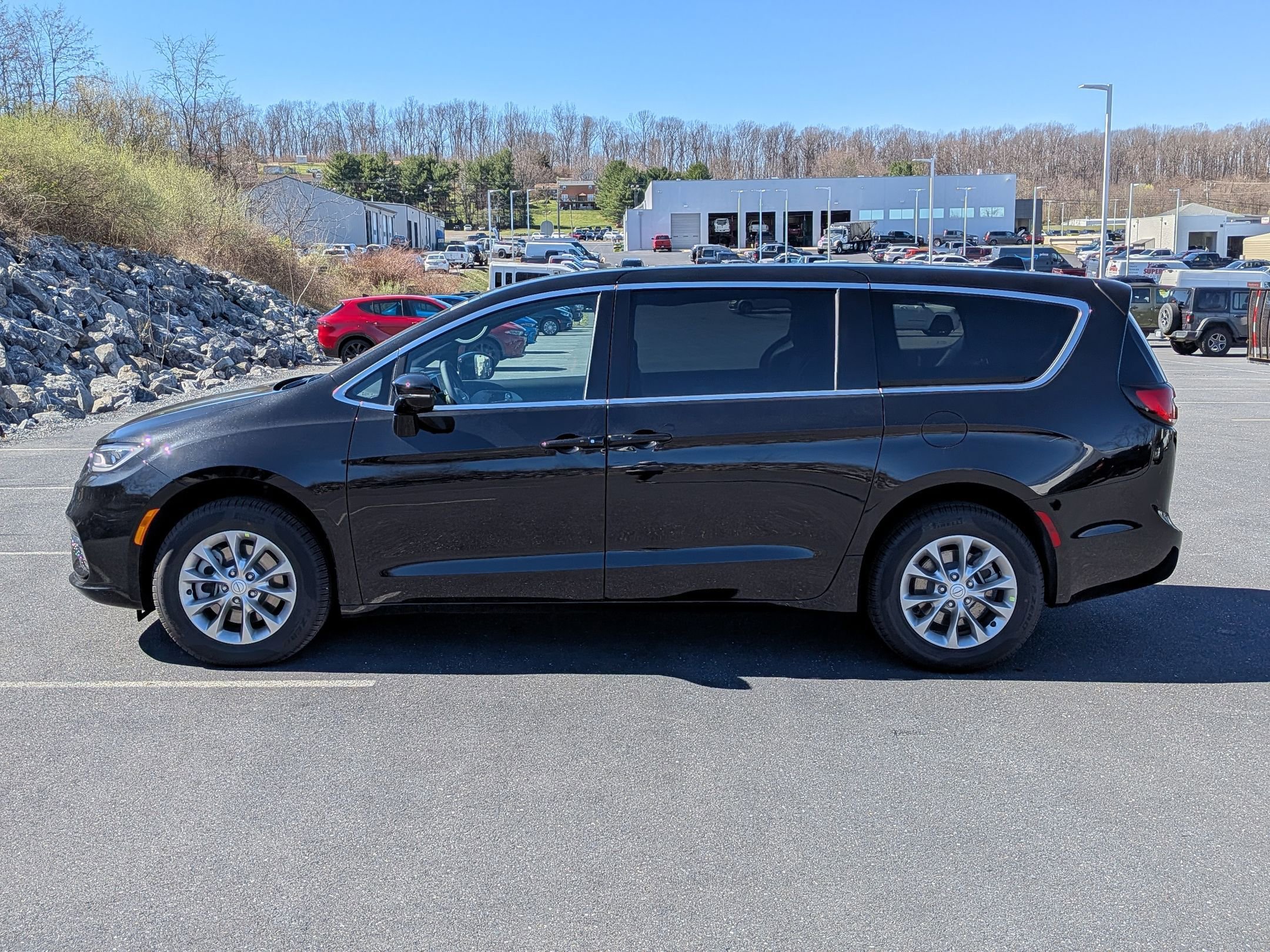 New 2026 Chrysler Pacifica Limited w/ Trailer Tow Group image 8