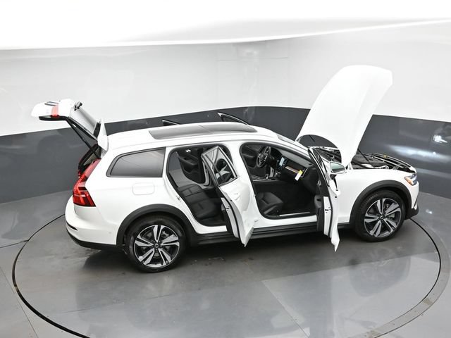 New 2026 Volvo V60 B5 Cross Country Plus w/ Climate Package AWD/4WD image 48