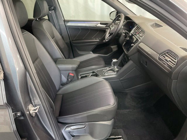 Certified 2023 Volkswagen Tiguan SE R-Line FWD image 4