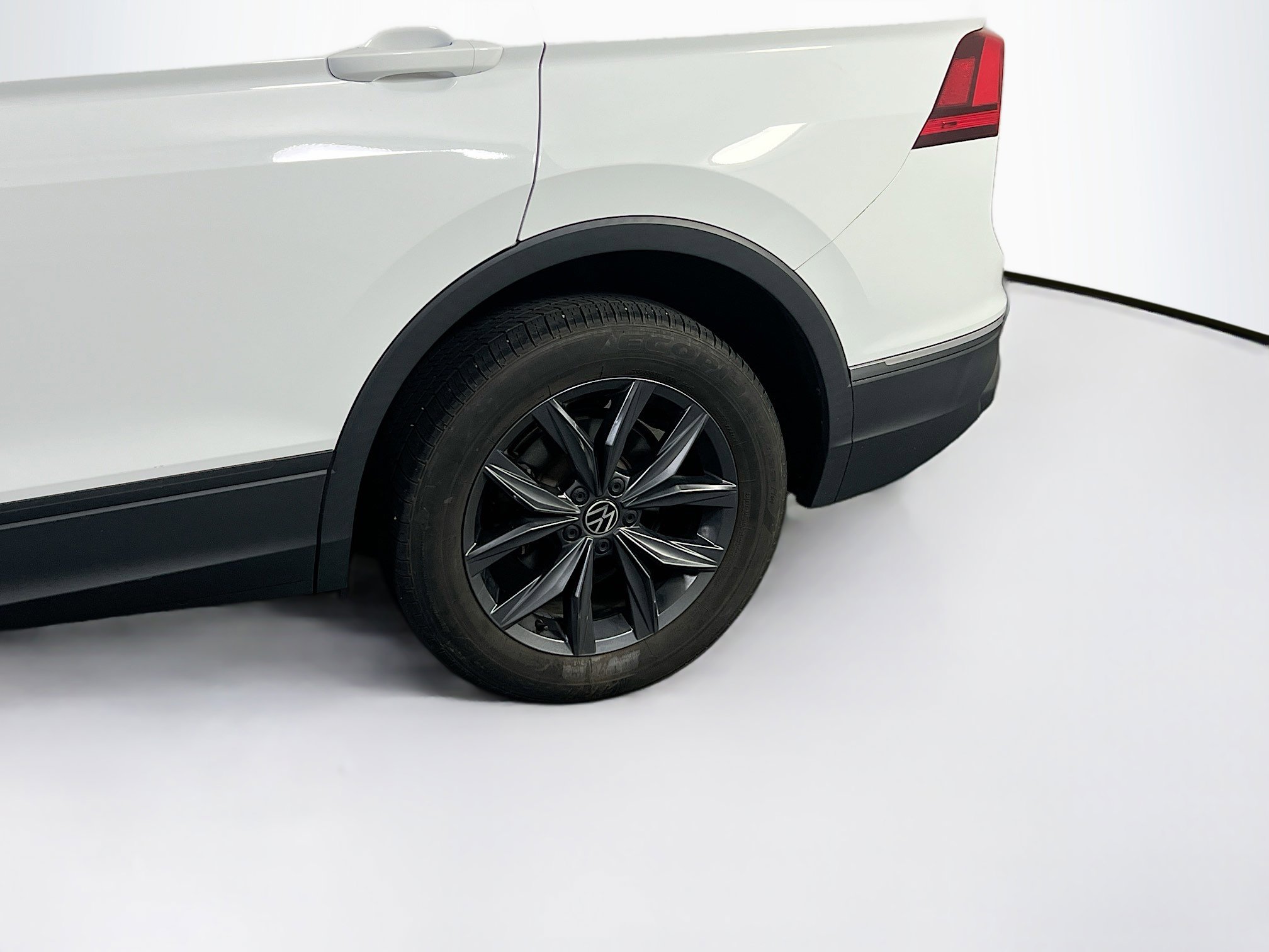 Used 2022 Volkswagen Tiguan SE AWD/4WD image 29