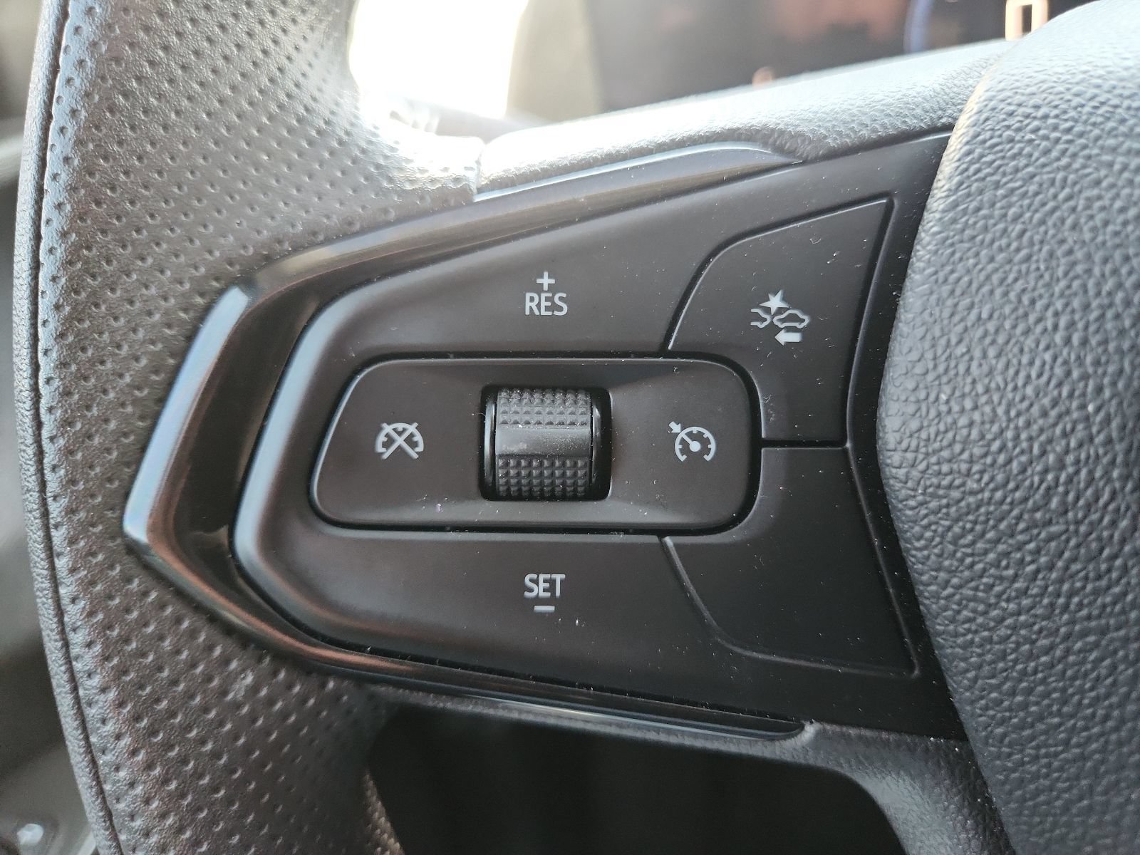 Used 2025 Chevrolet Trax LT FWD image 17