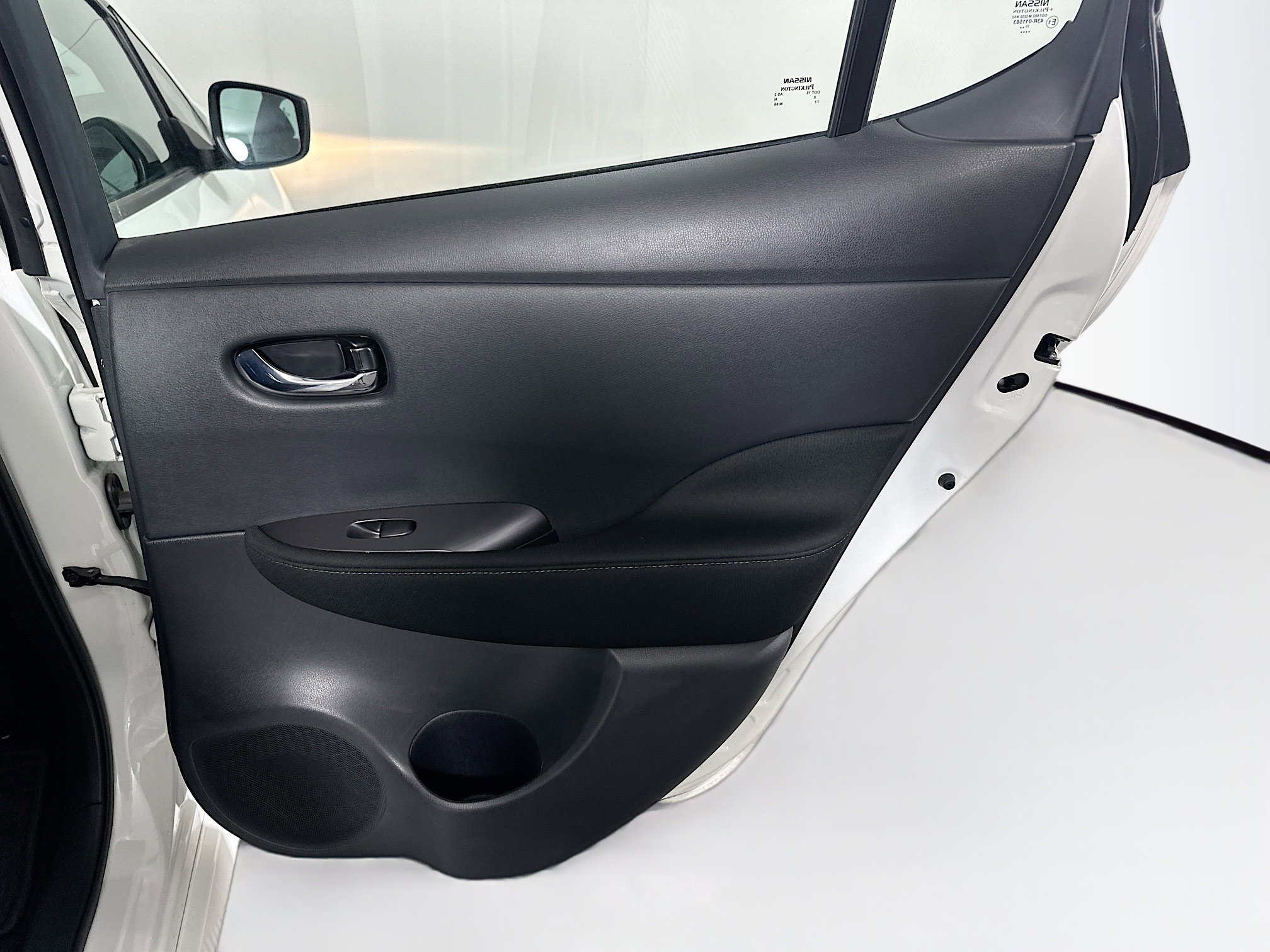 Used 2025 Nissan Leaf S image 28