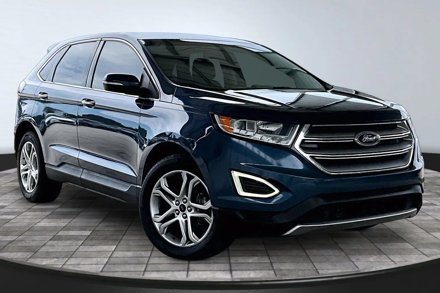 Used 2016 Ford Edge Titanium w/ Technology Package FWD image 3