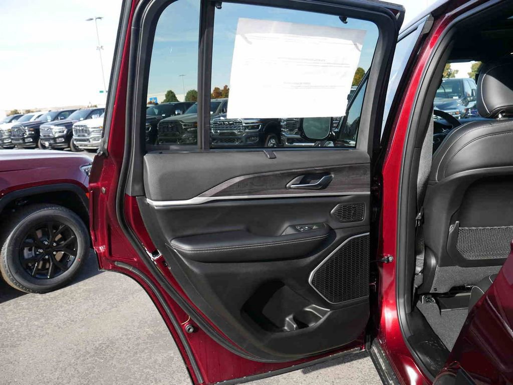 New 2025 Jeep Grand Cherokee Limited w/ Luxury Tech Group II image 11