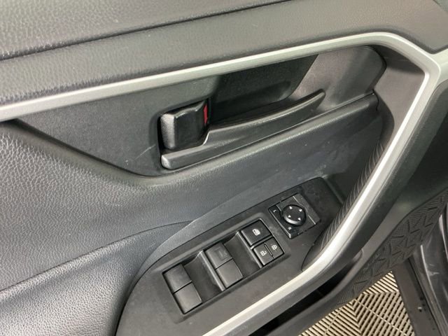 Used 2021 Toyota RAV4 LE image 13
