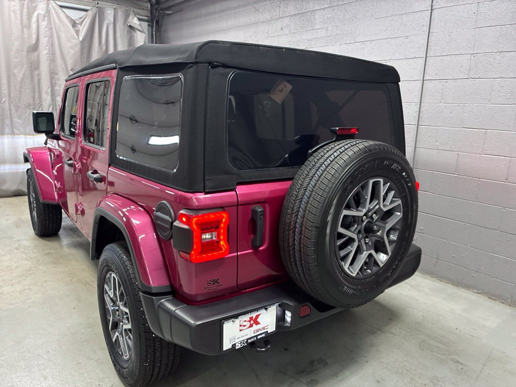 Used 2024 Jeep Wrangler Unlimited Sahara AWD/4WD image 24