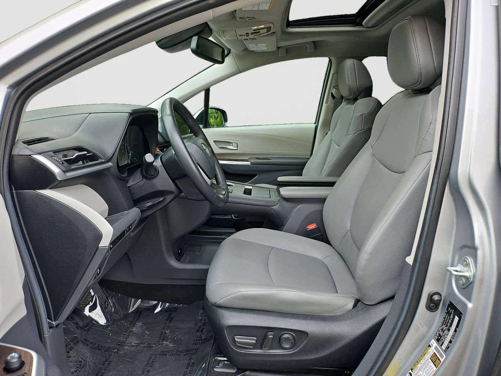 Used 2024 Toyota Sienna XLE FWD image 22
