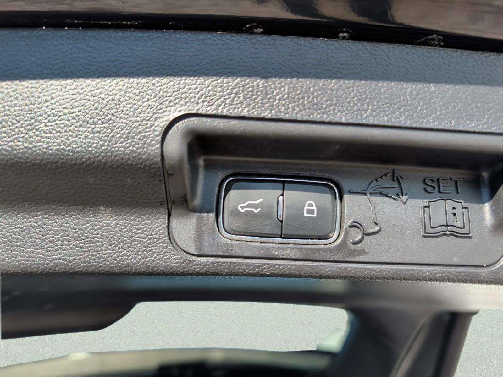 Used 2020 Ford Explorer XLT w/ Comfort Package image 16