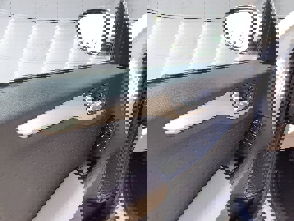 Used 2020 Ford Escape SE image 12