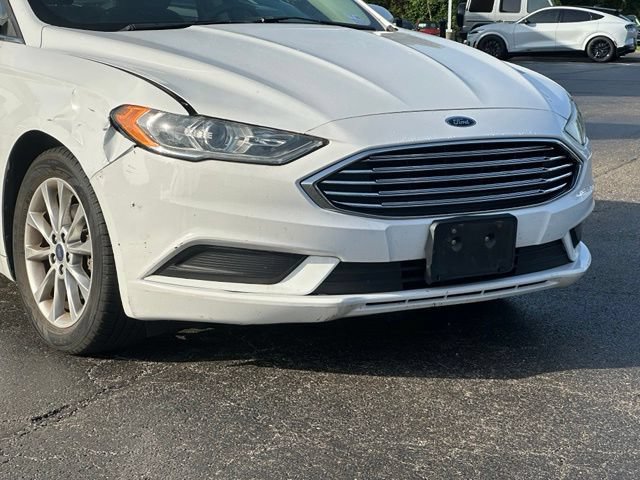 Used 2017 Ford Fusion SE w/ Fusion SE Technology Package FWD image 2