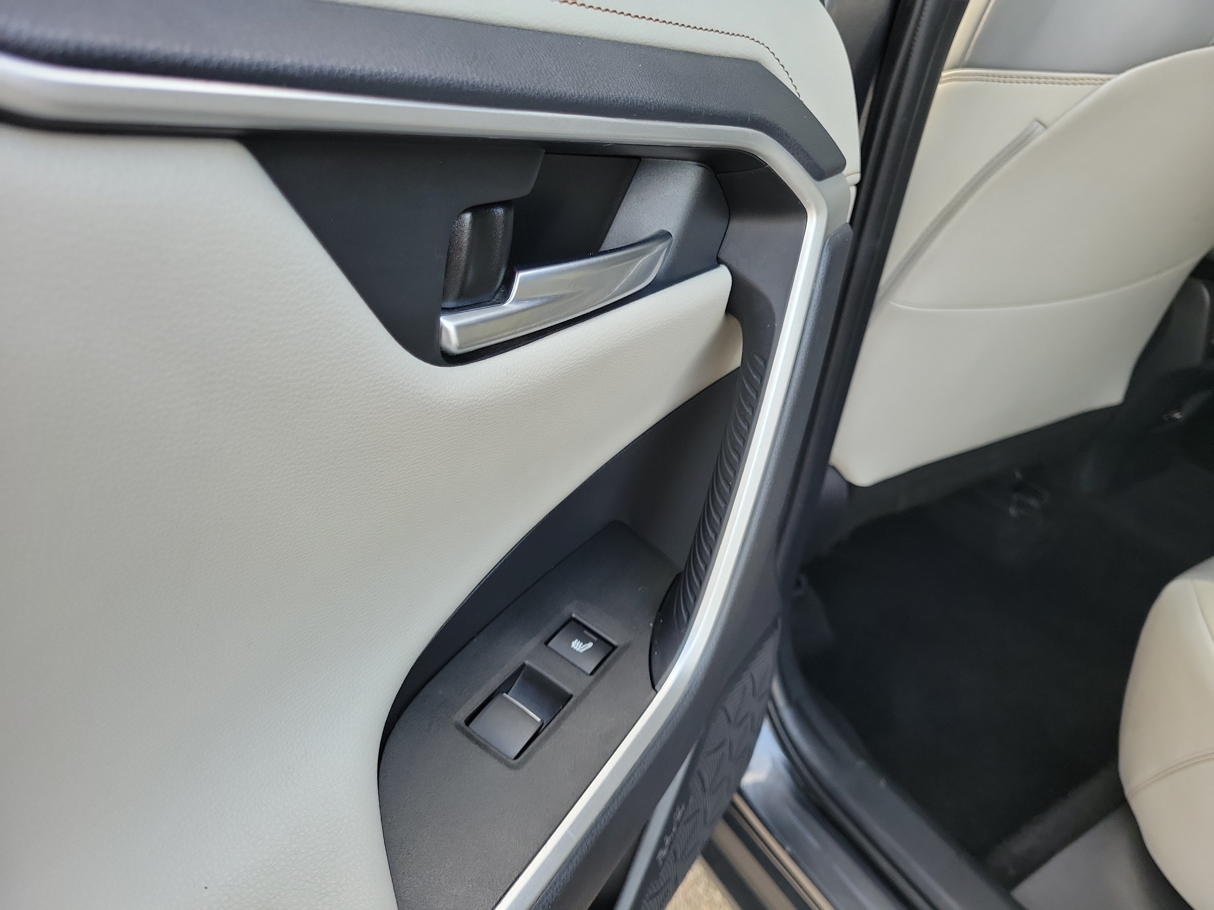 Used 2021 Toyota RAV4 Limited AWD/4WD image 13