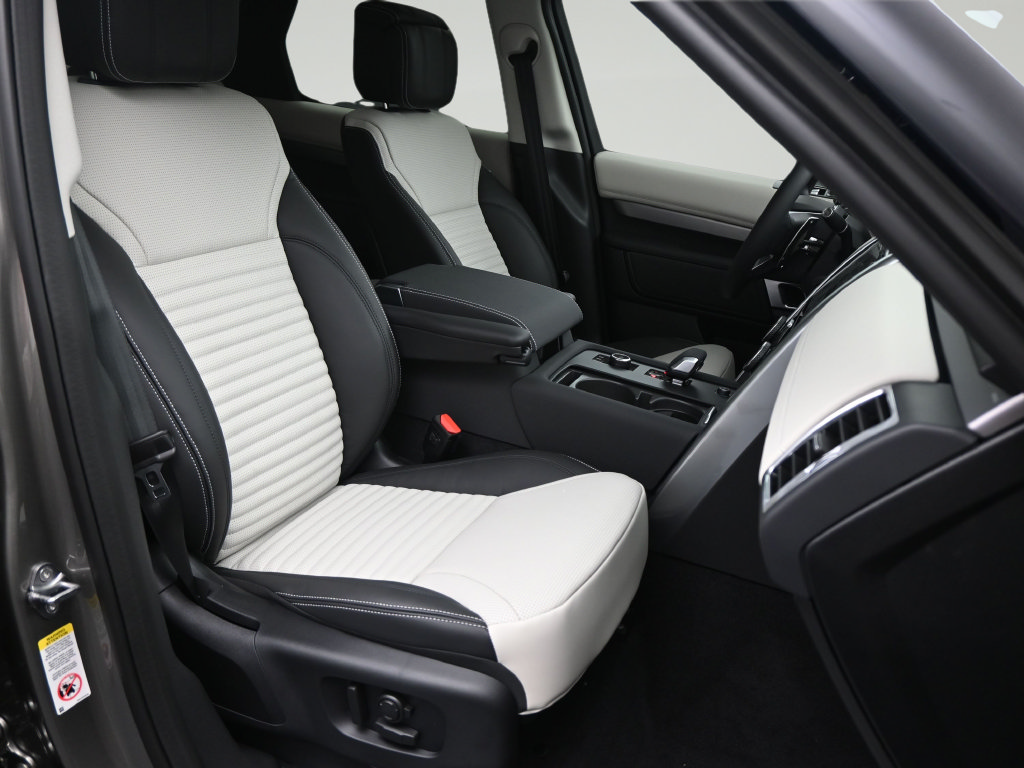 Used 2025 Land Rover Discovery Dynamic SE AWD/4WD image 9
