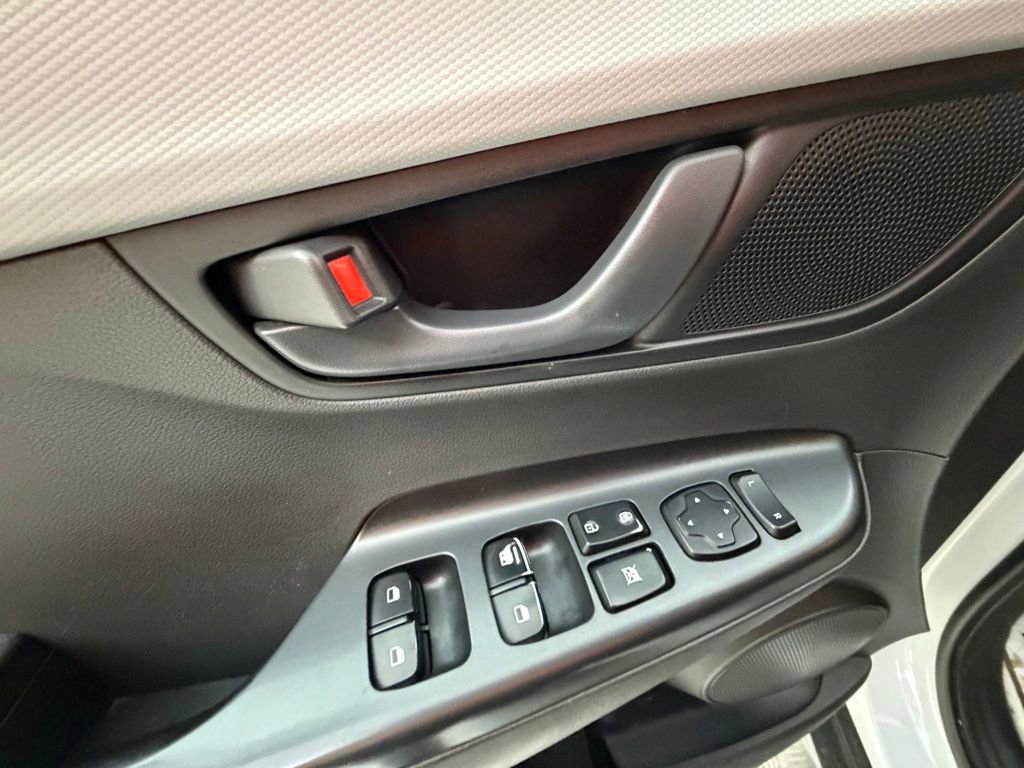 Used 2020 Hyundai Kona SE w/ Cargo Package image 24